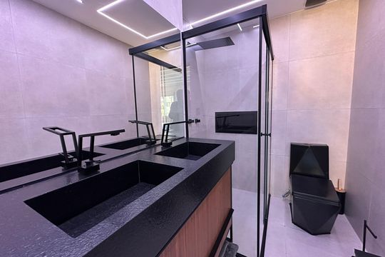 Banheiro da Suíte de apartamento à venda com 2 quartos, 118m² em Alphaville Industrial, Barueri