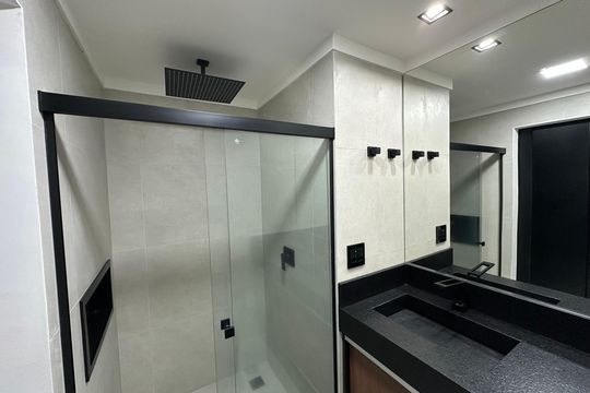 Banheiro de apartamento à venda com 2 quartos, 90m² em Alphaville Industrial, Barueri