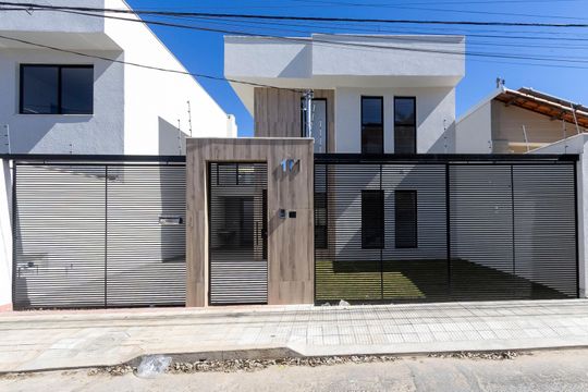 Fachada de casa à venda com 3 quartos, 210m² em Planalto, Belo Horizonte