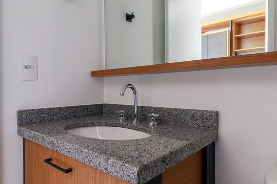 Banheiro de kitnet/studio para alugar com 0 quarto, 24m² em Santo Amaro, São Paulo