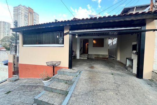 Fachada de casa à venda com 6 quartos, 289m² em Parque Peruche, São Paulo