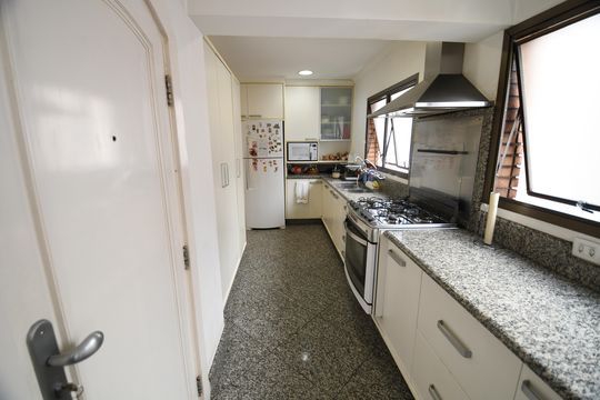 Cozinha de apartamento à venda com 5 quartos, 221m² em Cambuí, Campinas