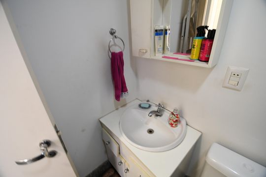 Banheiro de serviço de apartamento à venda com 5 quartos, 221m² em Cambuí, Campinas
