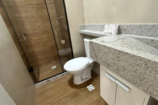 Banheiro de apartamento para alugar com 2 quartos, 47m² em Recreio dos Bandeirantes, Rio de Janeiro