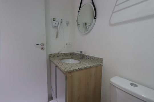 Banheiro de kitnet/studio para alugar com 1 quarto, 24m² em Paraíso, São Paulo