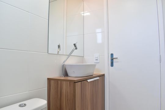 Banheiro de apartamento à venda com 2 quartos, 49m² em Campina do Arruda, Curitiba