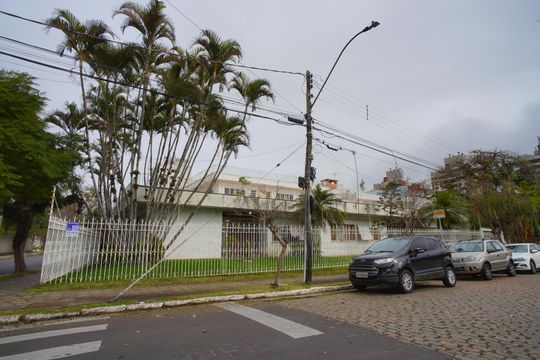 Fachada de casa à venda com 5 quartos, 390m² em Jardim Lindóia, Porto Alegre