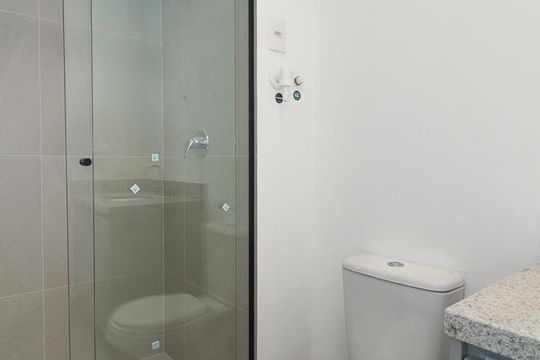 Banheiro de kitnet/studio à venda com 1 quarto, 29m² em Auxiliadora, Porto Alegre
