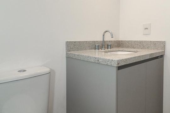 Banheiro de kitnet/studio à venda com 1 quarto, 29m² em Auxiliadora, Porto Alegre