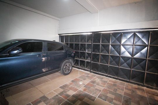 Garagem de casa à venda com 4 quartos, 390m² em Jardim Londrina, São Paulo