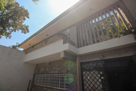 Fachada de casa à venda com 4 quartos, 390m² em Jardim Londrina, São Paulo