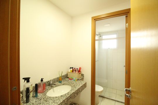 Banheiro das suíte de apartamento à venda com 3 quartos, 82m² em Taquara, Rio de Janeiro