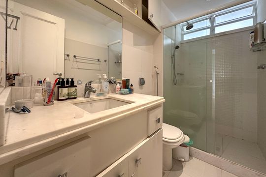 Banheiro da Suíte  de apartamento à venda com 3 quartos, 167m² em Copacabana, Rio de Janeiro