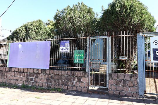 Fachada de casa à venda com 3 quartos, 142m² em Sarandi, Porto Alegre