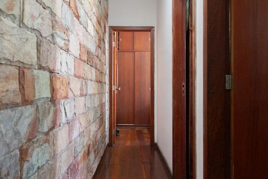 Corredor de casa à venda com 2 quartos, 120m² em Santa Amelia, Belo Horizonte