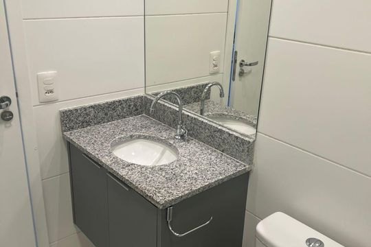 Banheiro de kitnet/studio para alugar com 1 quarto, 25m² em Butantã, São Paulo