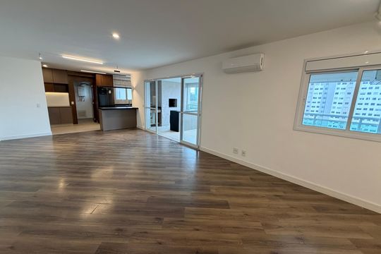 Apartamento para alugar com 3 quartos, 138m² em Jardim Caravelas, São Paulo