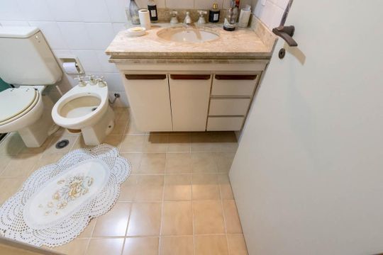 Banheiro Social de apartamento à venda com 3 quartos, 127m² em Higienópolis, São Paulo