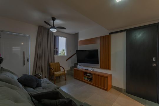 Sala de casa de condomínio à venda com 2 quartos, 72m² em Castelo, Belo Horizonte
