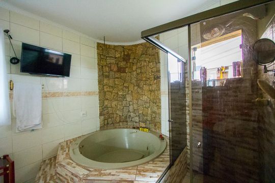 Banheiro da Suíte de casa para alugar com 3 quartos, 200m² em Pinheirinho, Santo André