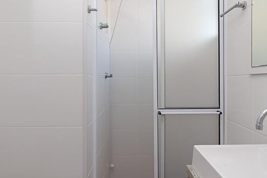 Banheiro Social de kitnet/studio à venda com 1 quarto, 26m² em Centro Histórico, Porto Alegre