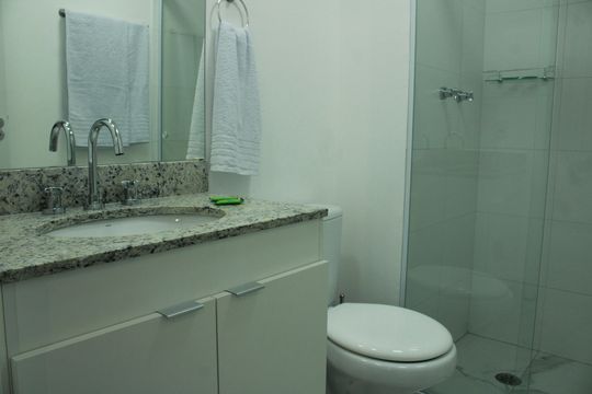 Banheiro de kitnet/studio para alugar com 1 quarto, 24m² em Chácara Klabin, São Paulo