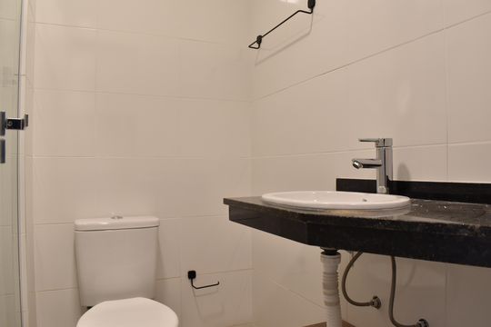Banheiro de kitnet/studio para alugar com 1 quarto, 24m² em Centro, Curitiba