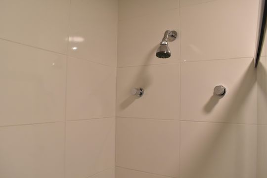 Banheiro de kitnet/studio para alugar com 1 quarto, 24m² em Centro, Curitiba