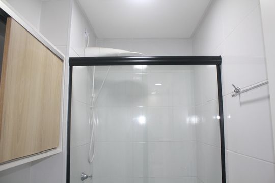 Banheiro de apartamento à venda com 2 quartos, 38m² em Vila Galvão, Guarulhos