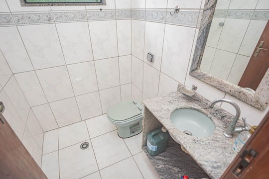 Banheiro de serviço de casa à venda com 4 quartos, 410m² em Vila Arapua, São Paulo