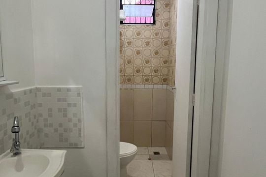 Banheiro de kitnet/studio para alugar com 1 quarto, 25m² em Cidade Universitária, Campinas