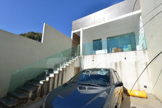 Garagem de casa à venda com 3 quartos, 101m² em Fernão Dias, Belo Horizonte