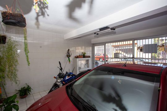 Garagem de casa à venda com 4 quartos, 210m² em Taboão, Diadema