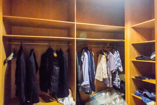 Closet da suíte de casa de condomínio para alugar com 4 quartos, 1500m² em Alphaville Residencial Zero, Barueri