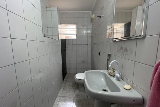Banheiro de casa para alugar com 2 quartos, 64m² em Vila São Silvestre, São Paulo