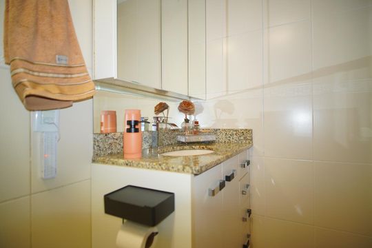 Banheiro Corredor de apartamento à venda com 3 quartos, 99m² em Vila Ipiranga, Porto Alegre