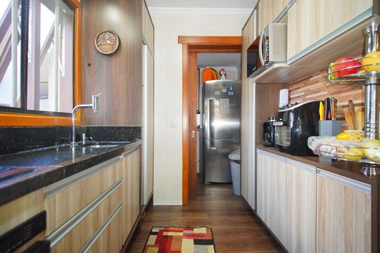 Cozinha de apartamento à venda com 3 quartos, 99m² em Vila Ipiranga, Porto Alegre