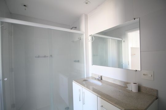 Banheiro de apartamento à venda com 1 quarto, 49m² em Vila Andrade, São Paulo