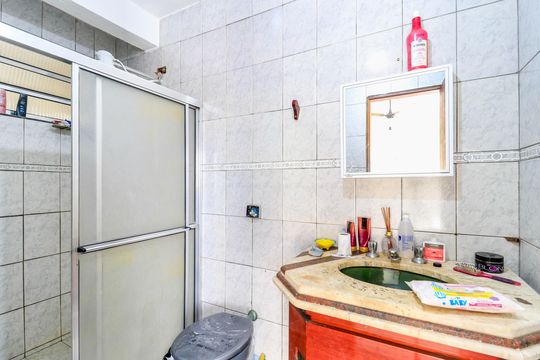 Banheiro do Salão Inferior de casa para alugar com 3 quartos, 250m² em Jardim Monte Azul, São Paulo