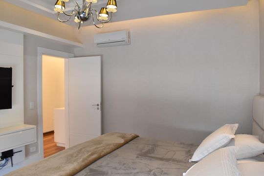 Suíte Master de casa à venda com 5 quartos, 590m² em Butiatuvinha, Curitiba