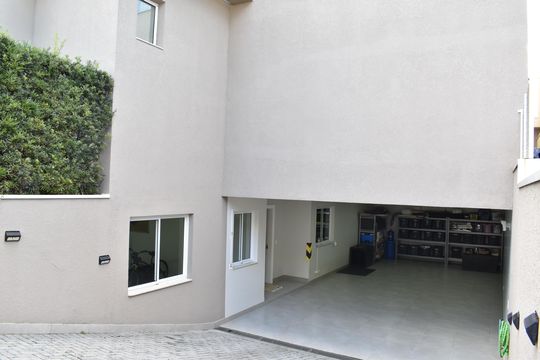 Garagem de casa à venda com 5 quartos, 590m² em Butiatuvinha, Curitiba