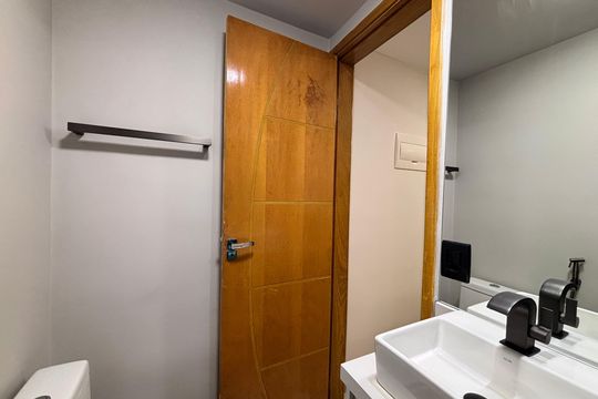 Banheiro de kitnet/studio para alugar com 1 quarto, 18m² em Vila Nova Conceição, São Paulo