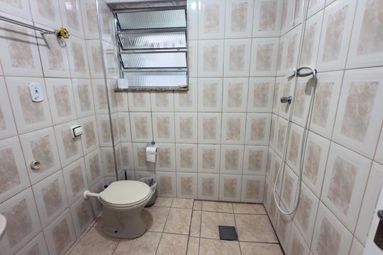 Banheiro de apartamento para alugar com 1 quarto, 50m² em Boqueirão, Praia Grande