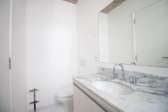 Banheiro de kitnet/studio à venda com 0 quarto, 70m² em Santo Amaro, São Paulo