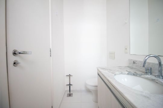 Banheiro de kitnet/studio à venda com 0 quarto, 70m² em Santo Amaro, São Paulo