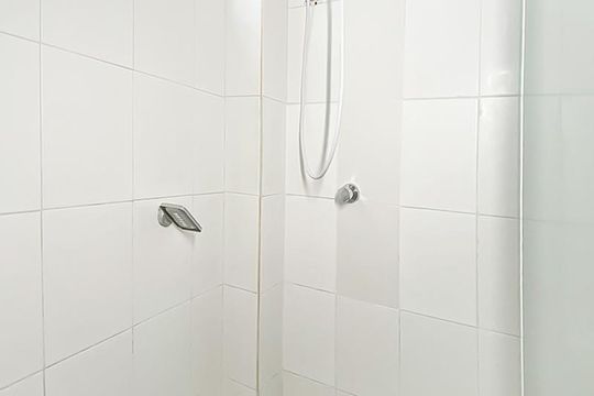 Banheiro de casa de condomínio à venda com 2 quartos, 60m² em Scharlau, São Leopoldo