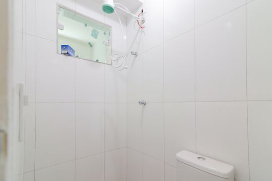 Banheiro de apartamento para alugar com 1 quarto, 25m² em Vila Dalva, São Paulo