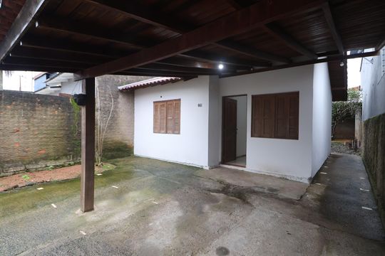 Área externa de casa à venda com 2 quartos, 150m² em Mato Grande, Canoas