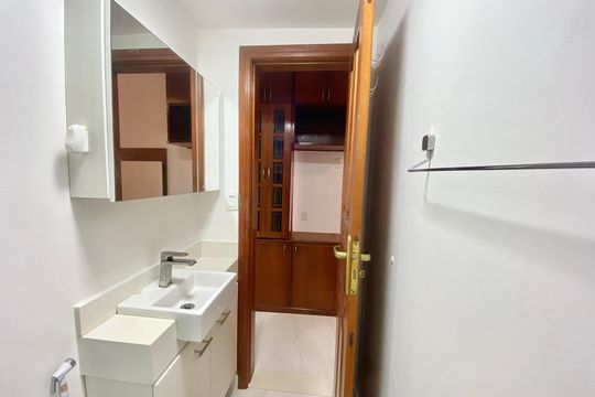 Banheiro de apartamento para alugar com 1 quarto, 35m² em Leblon, Rio de Janeiro