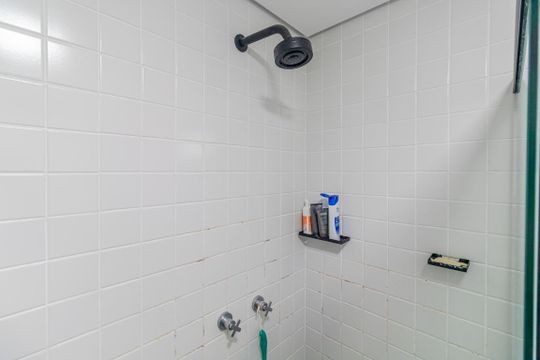 Banheiro de kitnet/studio à venda com 1 quarto, 31m² em Pinheiros, São Paulo